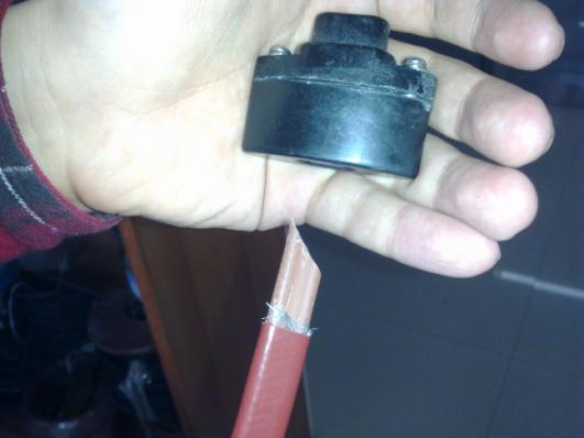 將電伴熱帶的末端剝去外護套及屏蔽層，將伴熱帶線芯剪成斜口